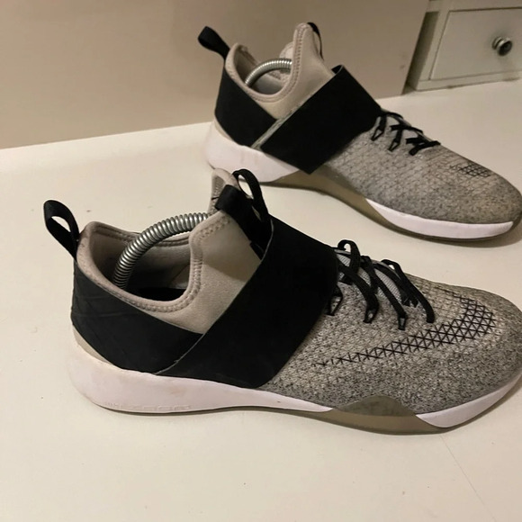 Nike Women's Air Zoom Strong.
White/black Ankle-high Training sneakers size 9.5 - Picture 3 of 12